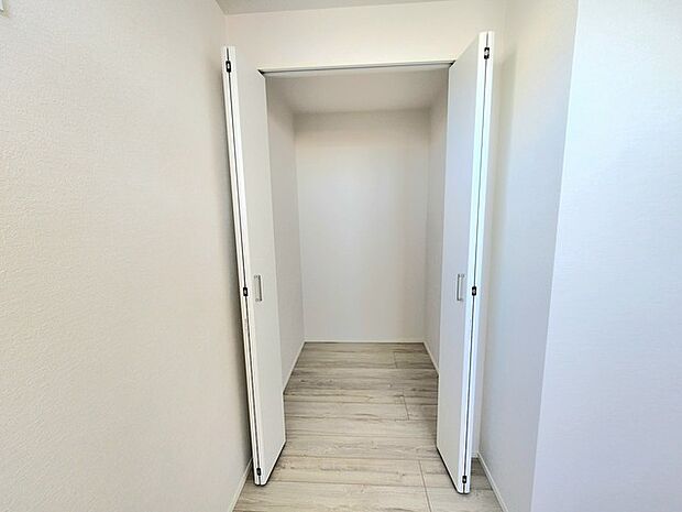 すっきりと整えられた空間が心地よい、落ち着きのあるシンプルな佇まいが広がる場所。