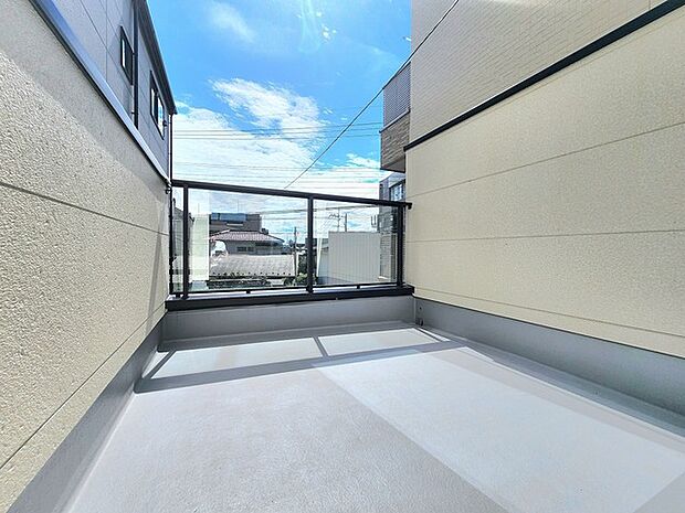 青空を大きく見渡せる開放的な空間が心地よいひとときをもたらす場所