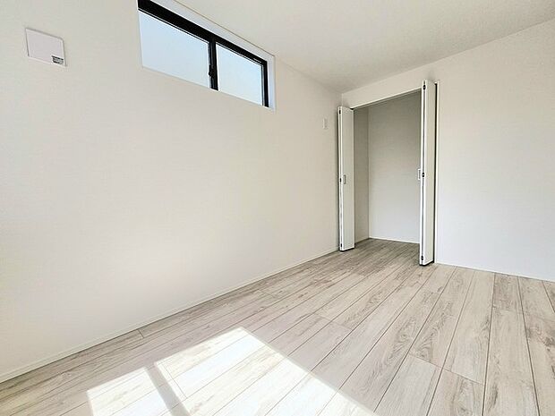 淡い色合いの木目が優しく広がる、すっきりと整った心地よい空間です