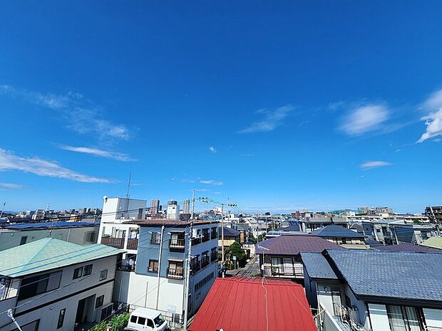 視界を遮るもののない開放的なロケーションが広がり心地よい時間が流れます
