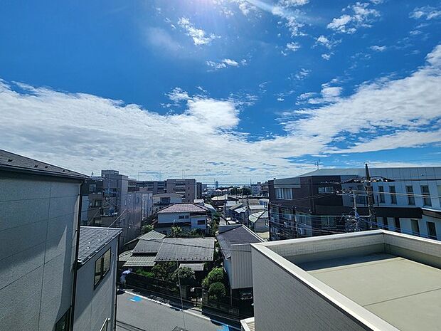 どこまでも広がる青空と心地よい風を感じる開放的な景色が日常のひとコマを彩ります