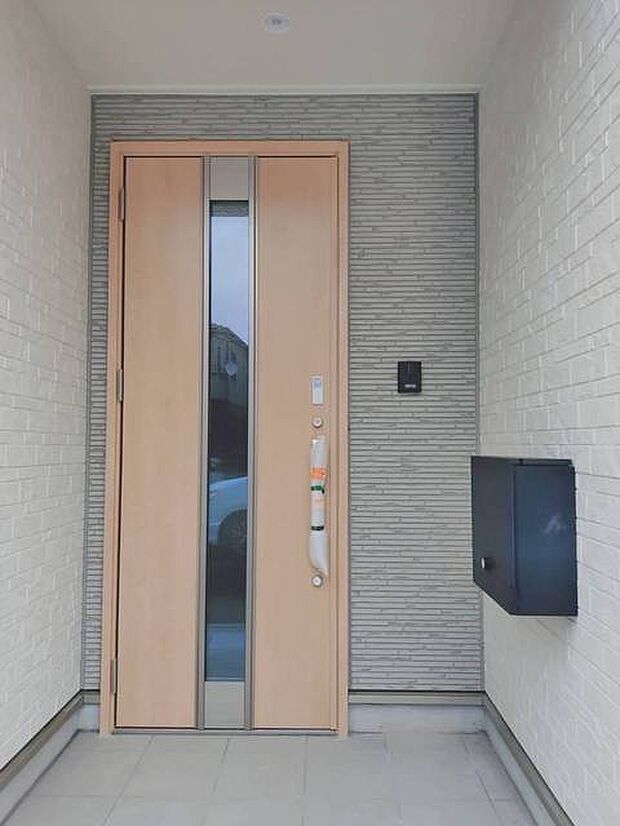 ポーチのついた新築分譲物件。玄関の印象はいかがでしょうか?入口からご覧ください。