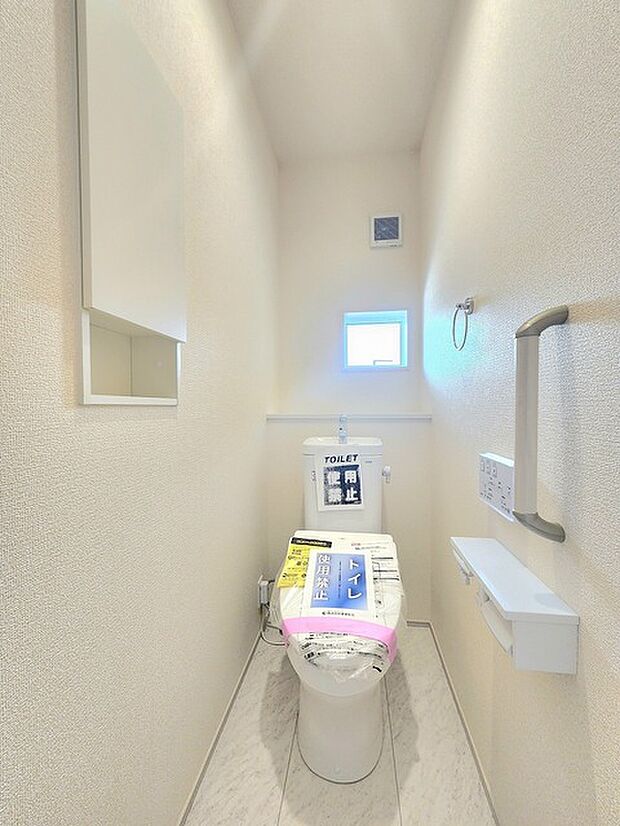 白を基調としたすっきりとした空間が広がり、清潔感と落ち着きのある心地よい雰囲気が漂います。