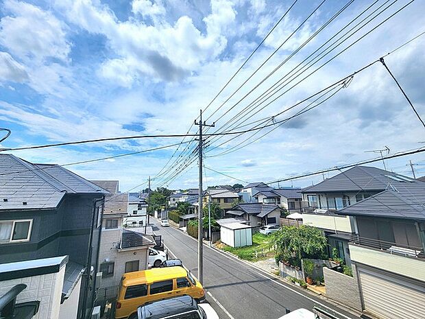 果てしなく広がる青空と穏やかな街並みが調和する心地よい眺望です