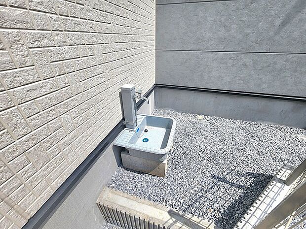 すっきりと整えられた外回りの一角に穏やかな空気が漂う心地よい空間です