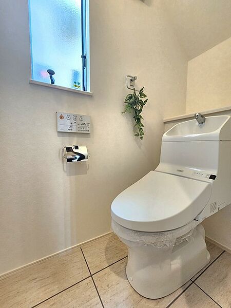 もちろんウォシュレット機能付き。憩いの場としてひそかに注目度の高いお手洗いにもご注目ください。