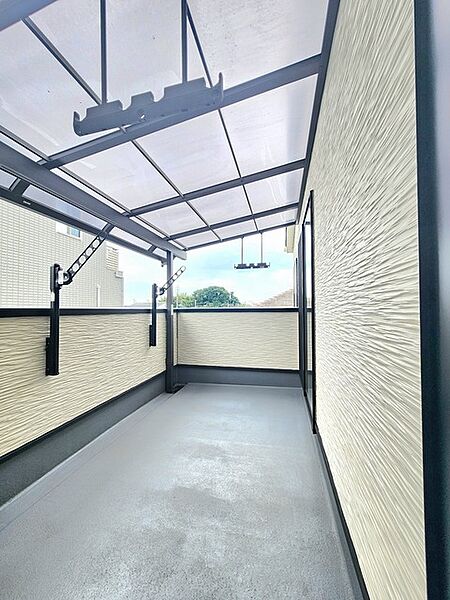 後付けの屋根よりデザイン性にも優れた屋根付きバルコニー。