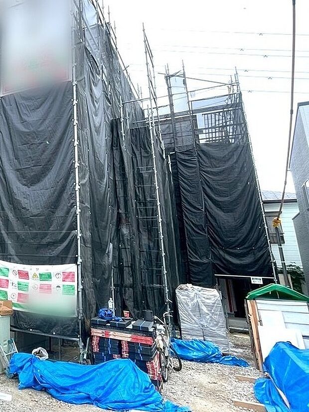 住まいの誕生を見守るような、期待感の高まるひととき。丁寧な施工がこの先の安心を支えています