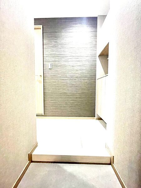 お手入れの行き届いた玄関。ご見学時に下駄箱の扉をあけて使い勝手をご確認下さい。