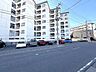 外観：前面道路含む現地写真 