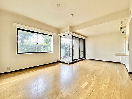 温かみのある木の質感が心地よく、素朴な清潔感を感じるお部屋です。どのような彩りも映えます 