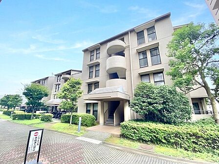 緑豊かな環境に調和する、落ち着いた佇まいの外観です。穏やかな日常を予感させる穏やかな景観です 