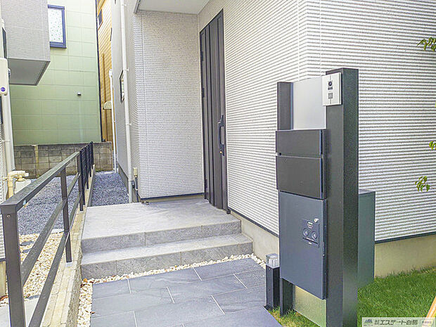 落ち着いたデザインの玄関です。