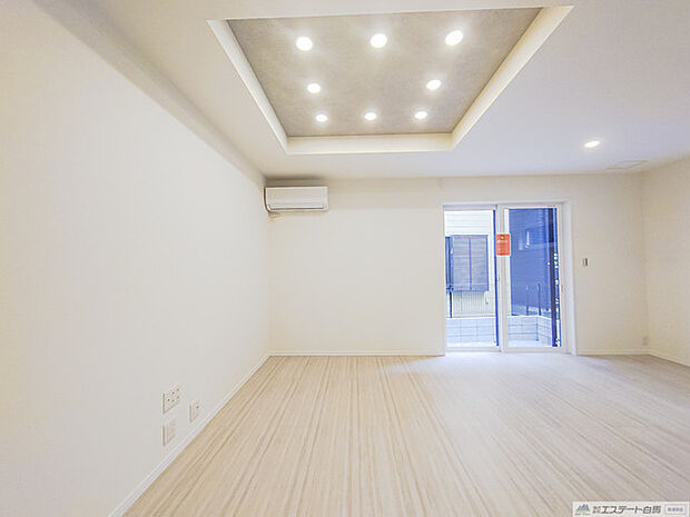 天井の意匠が洗練された印象を与え、空間全体に奥行きと広がりをもたらすシンプルな住まいです
