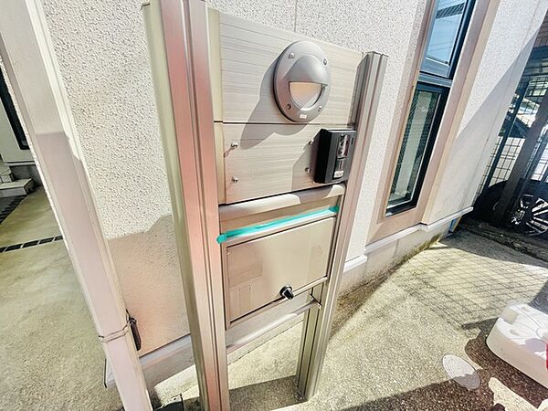 ポスト、表札、インターホンを兼ねる機能門柱。シンプルな外観で容量のあるポストです。
