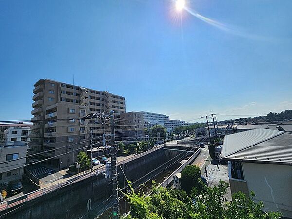大きく広がる空を望み、落ち着いた街の景色を一望できる開放的なロケーションです。