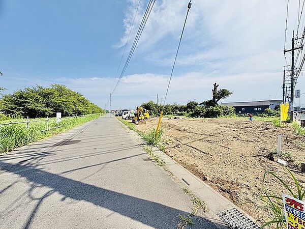 空がどこまでも広がる開放的なロケーション。新しい生活の始まりを予感させる、整えられた広々とした空間です