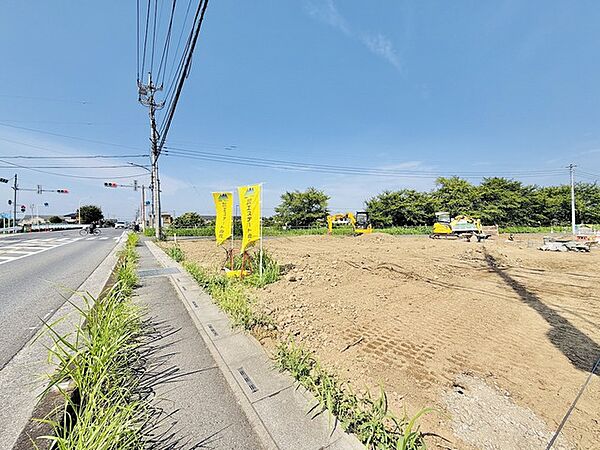 空が広く開放的な環境で、これから新しい暮らしが描き出される期待感のある広々とした敷地です