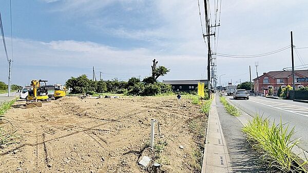 空が広く見渡せるのどかな環境で、日々の暮らしに穏やかなゆとりと開放感をもたらしてくれそうな、可能性を秘めた土地です