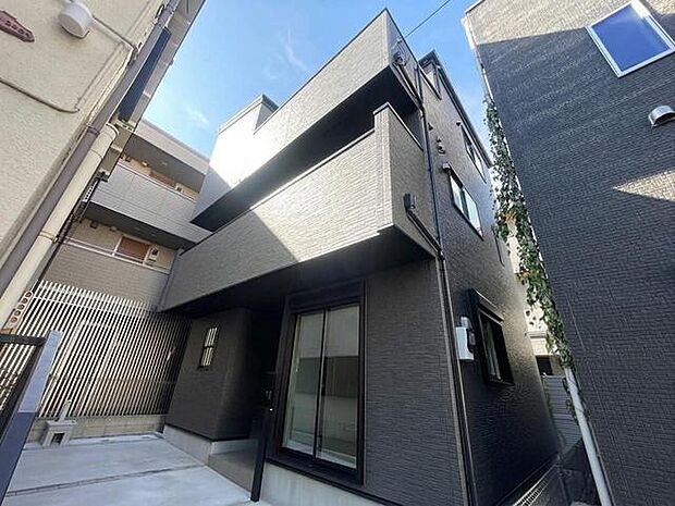 落ち着いた色合いで統一された外観デザインは、住まう方のこだわりをさりげなく表現します