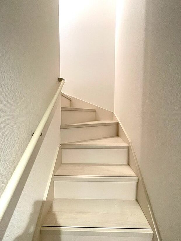 階段には手すりがついています