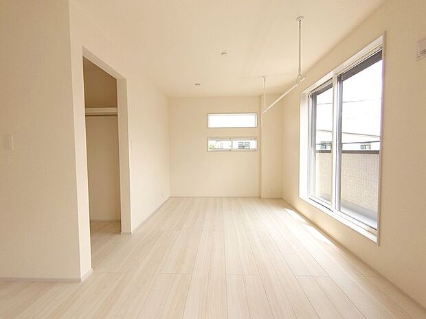 窓から自然な明るさが室内へ広がり、清々しく開放的な空気が心地よい空間を演出しています