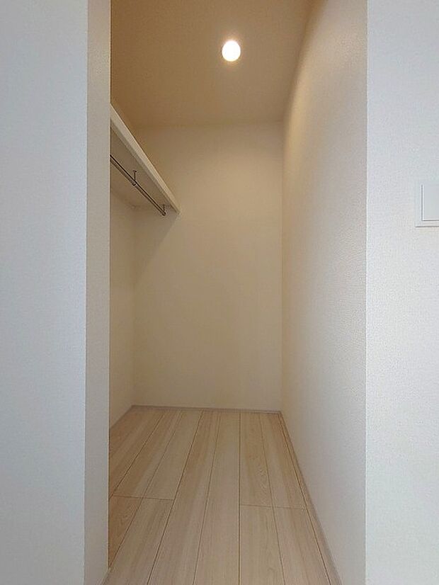 たっぷりの収納力を備えたウォークインクロゼット。