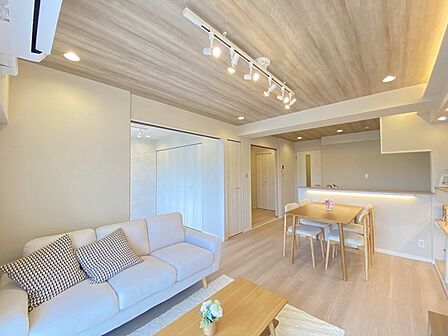 木の温もりが心地よく響く、洗練された空間が日々の暮らしに安らぎと落ち着きをもたらします。