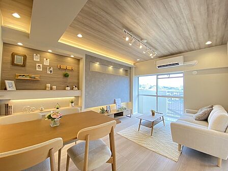 洗練された間接照明の重なりが、穏やかな陰影と落ち着きのある心地よい空間を演出しています。