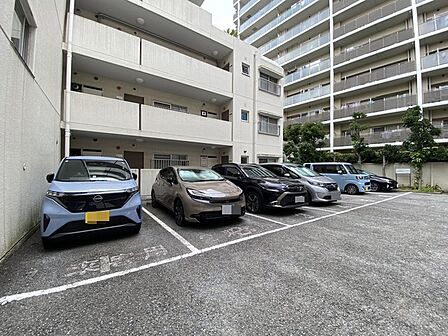 日々の暮らしを支える、ゆとりある広さを確保した敷地内の駐車スペースです。