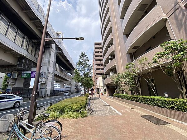 都市の利便性と並木道の豊かな緑が調和し、日々の暮らしに心地よいリズムをもたらす周辺環境です。
