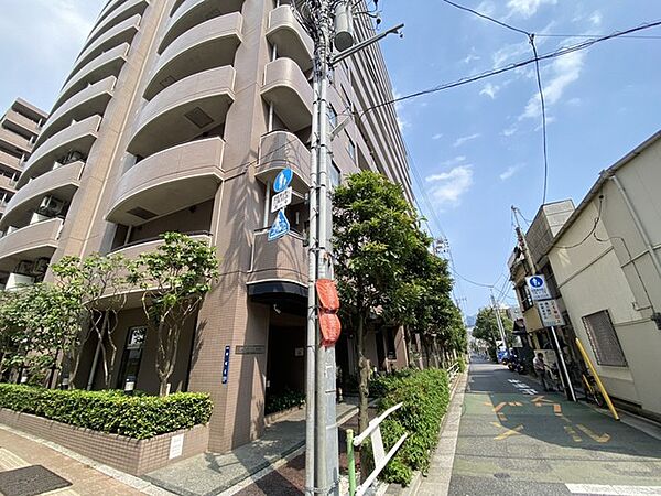街並みに穏やかに溶け込み、日常の風景に落ち着いた表情を添える佇まいです。