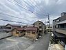 その他：穏やかな時間が流れる、落ち着いた住宅街の日常的な風景が広がっています。