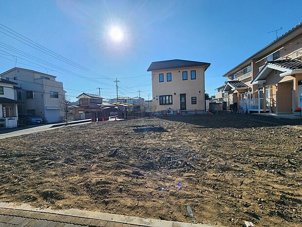 周囲に溶け込む落ち着いた住宅街の一角。青空の下で、自分らしい暮らしを自由に描いてみませんか