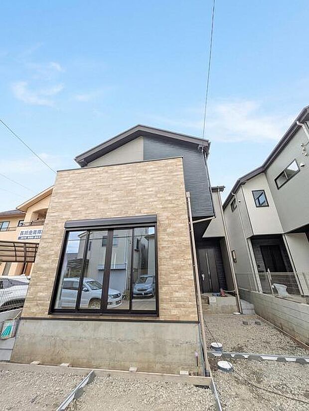 異なる質感を組み合わせた外観デザインが住まいの表情に豊かな奥行きをもたらします