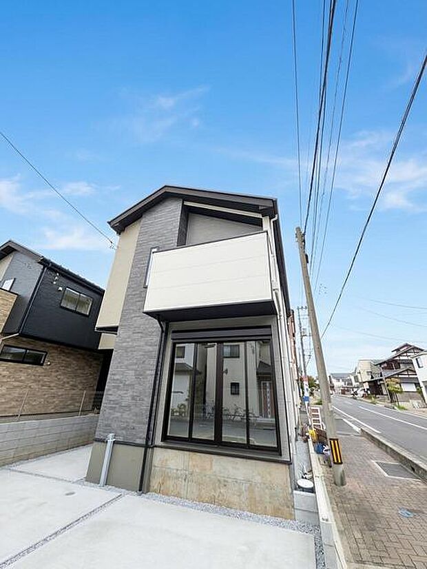 落ち着いた色合いの外観が周囲の街並みに心地よく馴染む住まいです