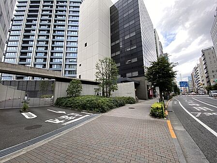 都市の洗練された空気に寄り添う、端正な佇まいが日々の暮らしを整えていく場所。