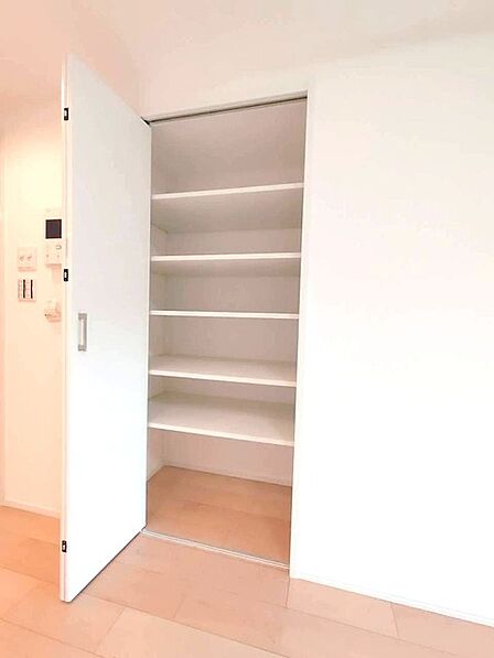 何かとものがあふれやすいリビングに、ちょっと一工夫。うれしい収納空間。