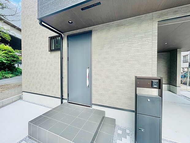 ポーチのついた新築分譲物件。玄関の印象はいかがでしょうか?入口からご覧ください。