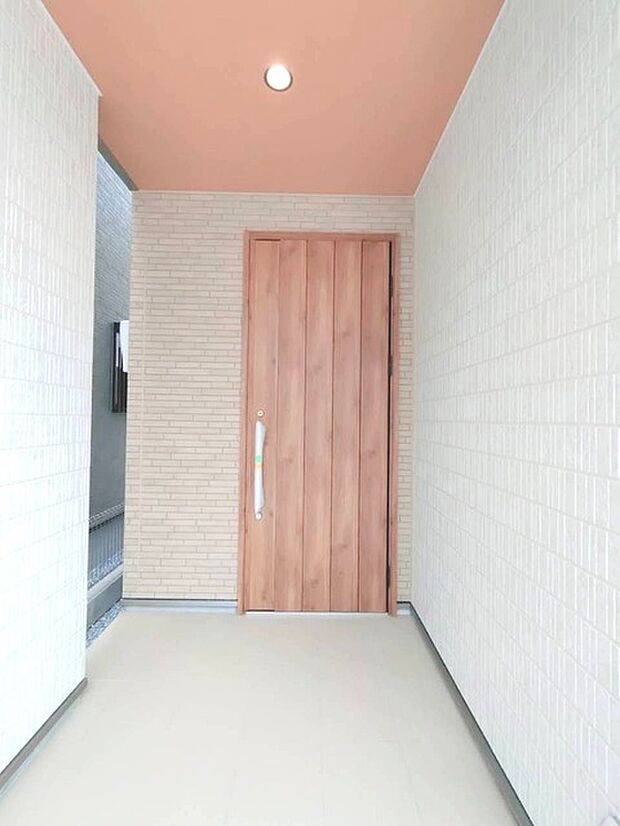 ポーチのついた新築分譲物件。玄関の印象はいかがでしょうか？入口からご覧ください。 