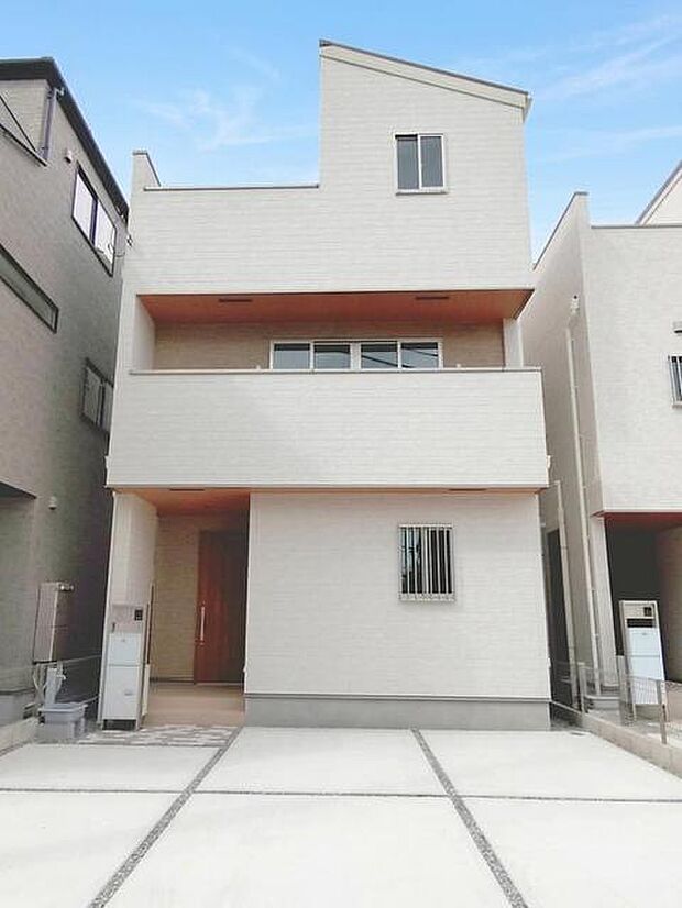 青空に映える白を基調とした外観は街並みに調和する洗練された佇まいです 