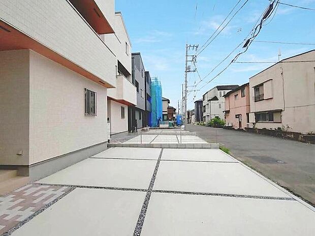並列2台駐車可能な、ゆとりのカースペースがここに。 