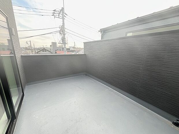 大型バルコニーは陽当り良好で、たっぷりのお洗濯物もよく乾きます!