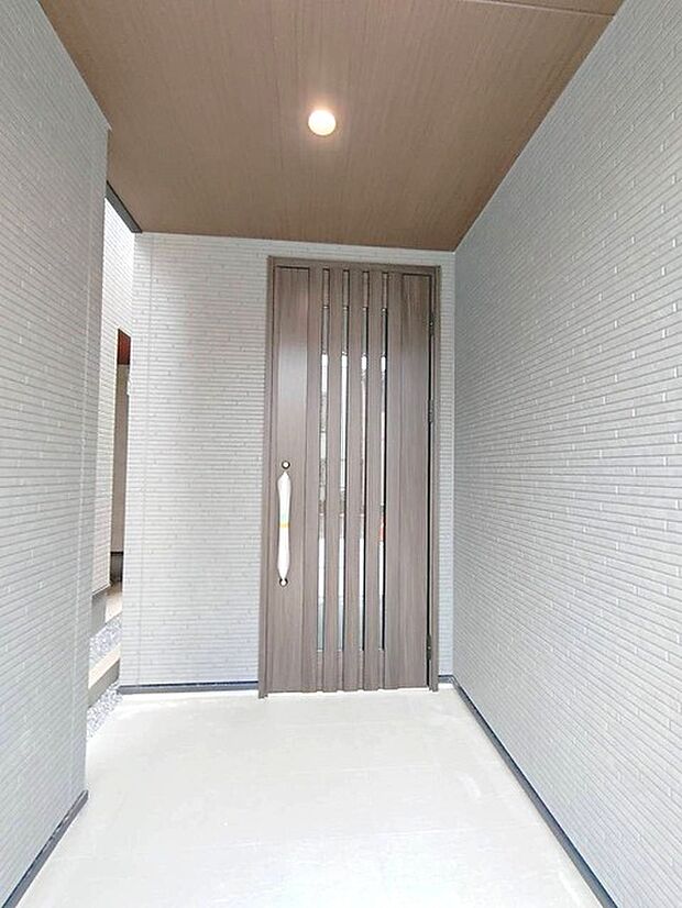 ポーチのついた新築分譲物件。玄関の印象はいかがでしょうか?入口からご覧ください。