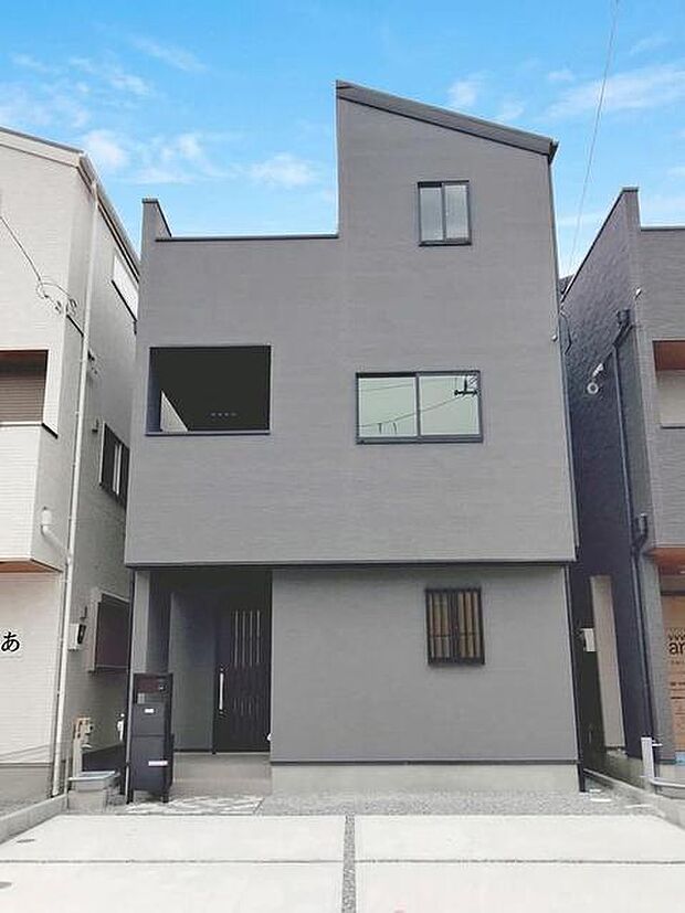 洗練されたグレーの外観が街並みに映える、個性と落ち着きを兼ね備えた佇まいです