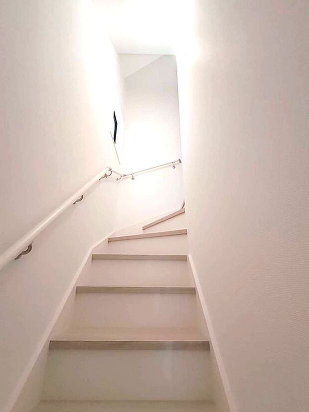 階段には手すりがついています