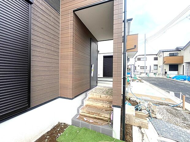 ポーチのついた新築分譲物件。玄関の印象はいかがでしょうか？入口からご覧ください。 