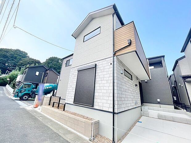 すっきりと洗練されたフォルムが印象的。落ち着いた色合いで、日々の暮らしに寄り添う佇まいです