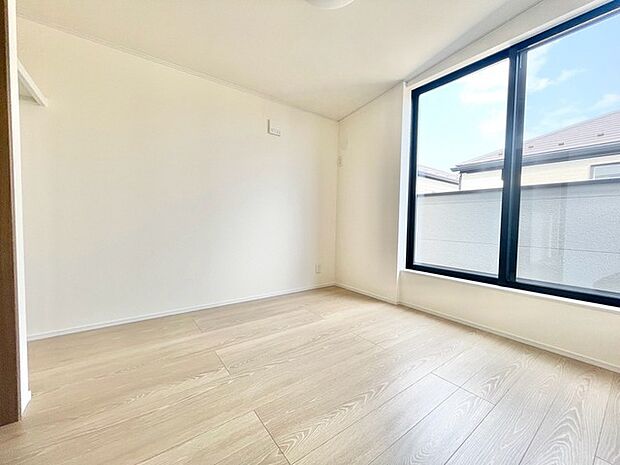 大事な日当たりは、大きな窓から。誰のお部屋にしましょう。