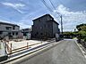 外観：前面道路含む外観